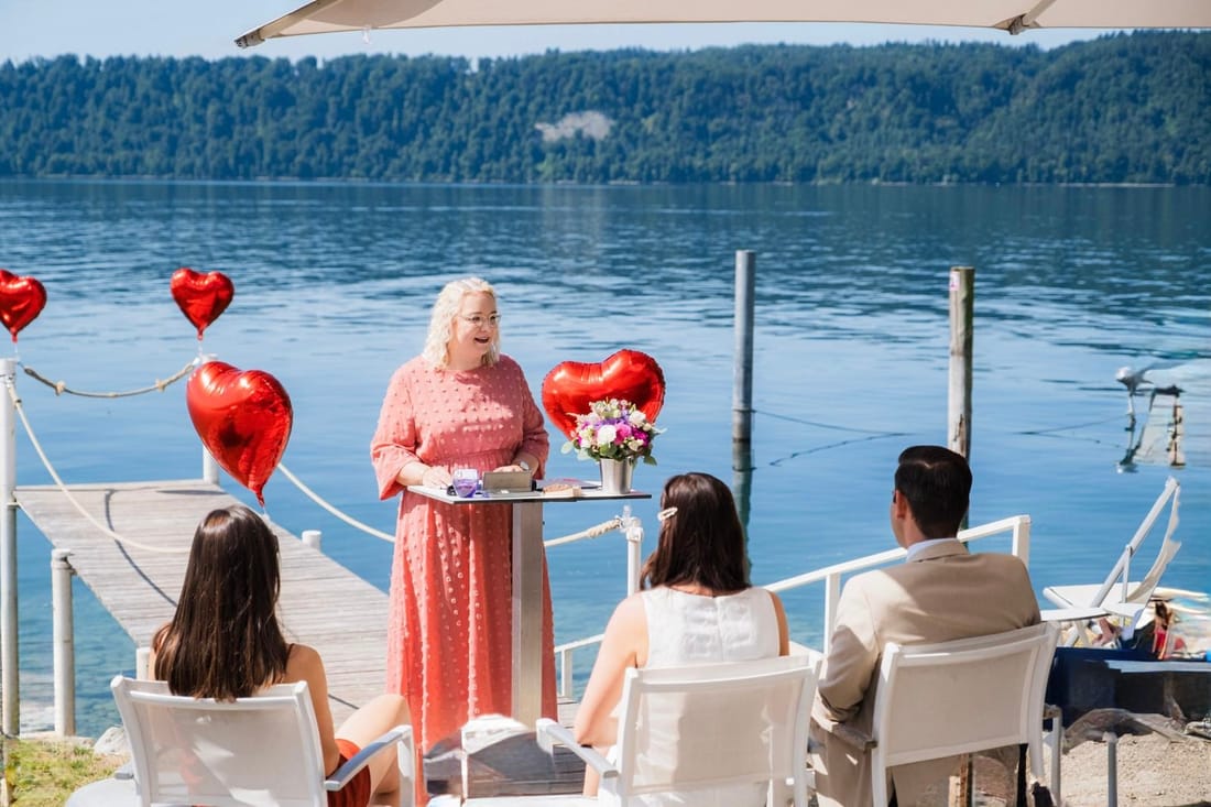 Traurednerin hält die Rede am See