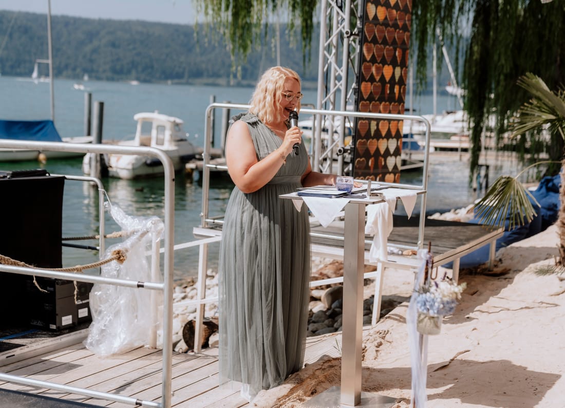 Traurednerin bei der Zeremonie am See