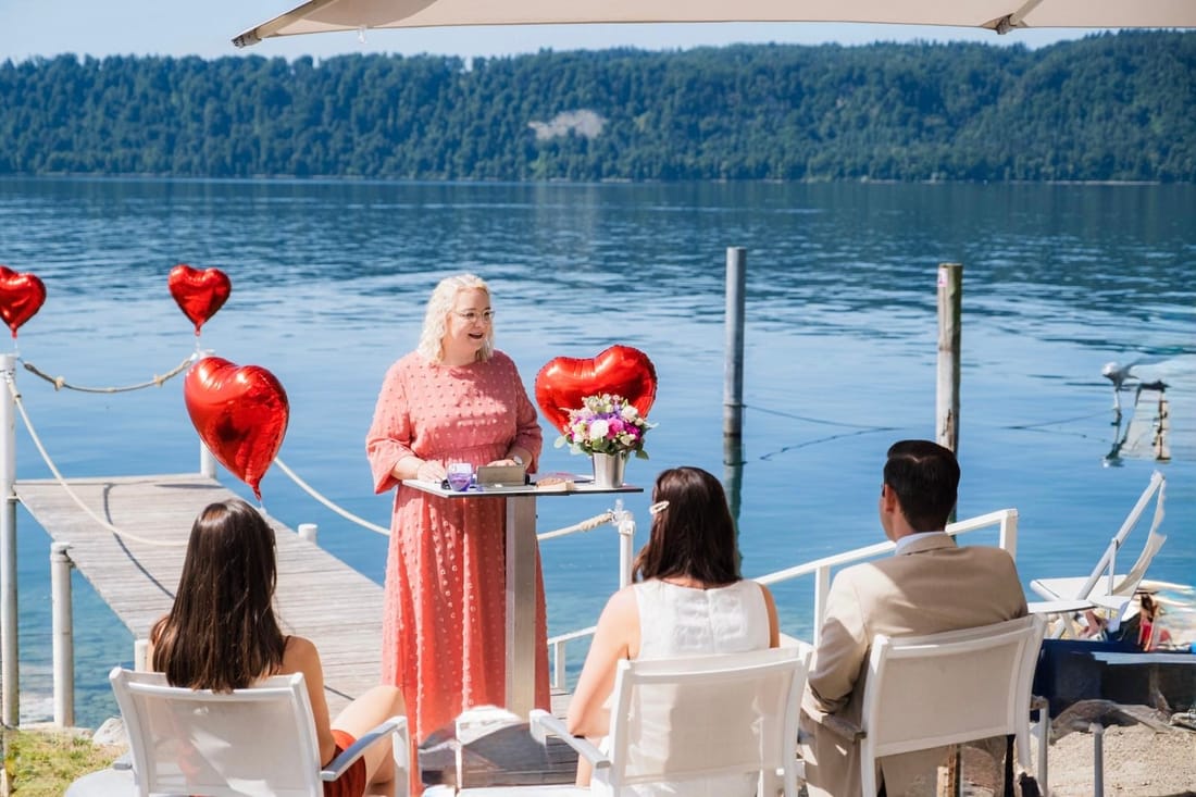 Freie Trauung am See mit Gästen