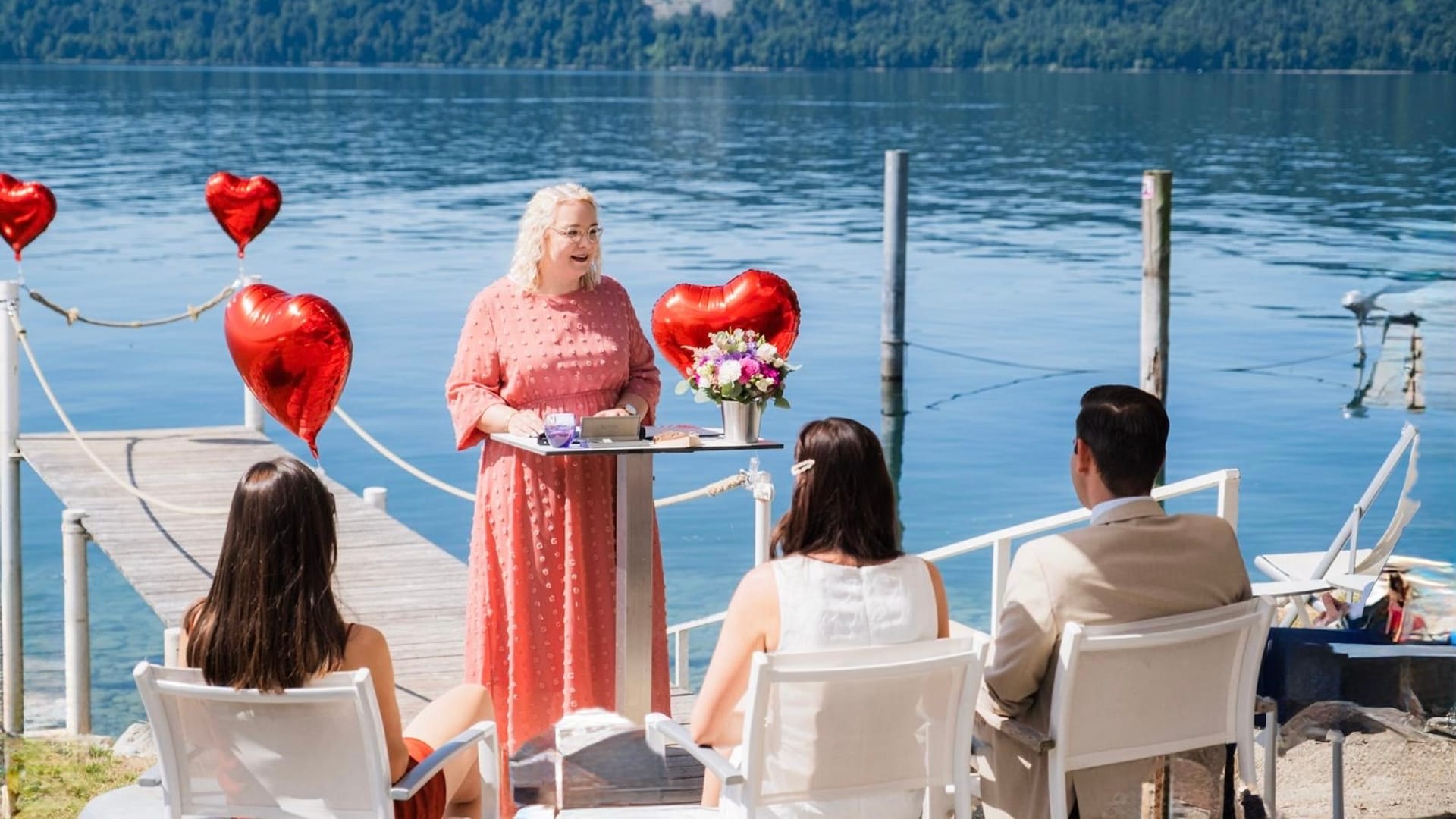 Traurednerin Lisa Marie bei einer freien Trauung am See